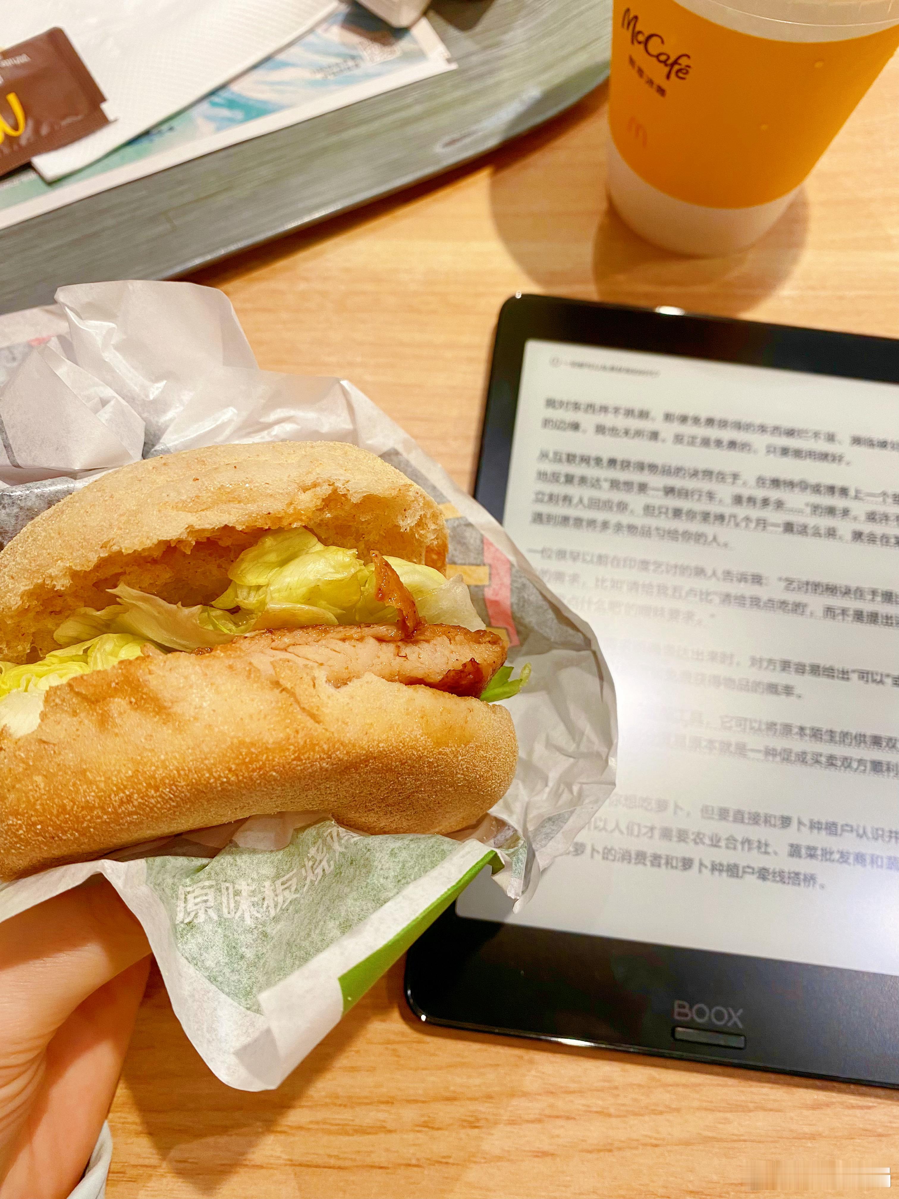 终于吃上早餐了昨天游泳1小时+大，今早5点多被饿醒🙃结论就是：运动后蛋白质+碳