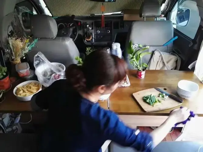 校门口房车陪读现象的核心争议聚焦于教育方式与亲子关系的平衡，综合网友观...