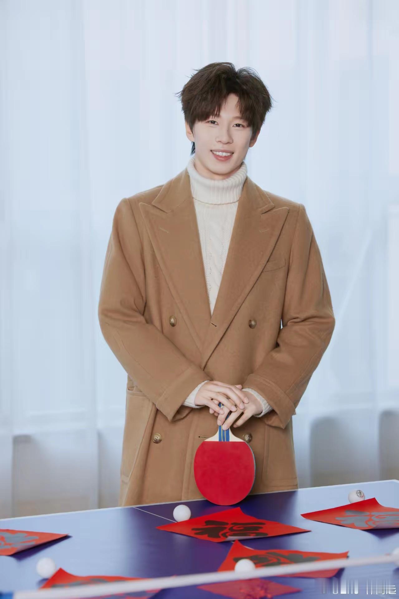 林高远这身卡其色大衣真的太出圈了，韩范氛围感直接拉满，温柔又帅气，完全是冬日男友