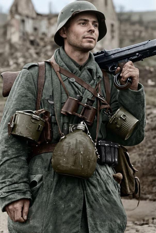 怎么像素这么高？看神情又不像是AI修复！该二战德军士兵肩扛的是MG42还是3