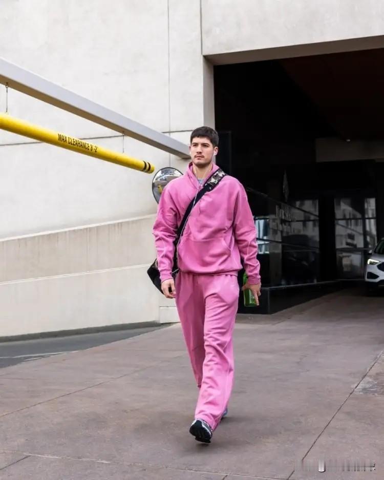 火箭新星谢波德真是进步神速！今天据美国名记JakeFischer透露，由于谢波