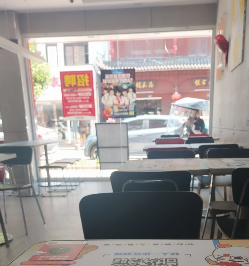 最近发现一个现象，女生送外卖的越来越多了，女生送外卖被网友视为是“找不到工作”的