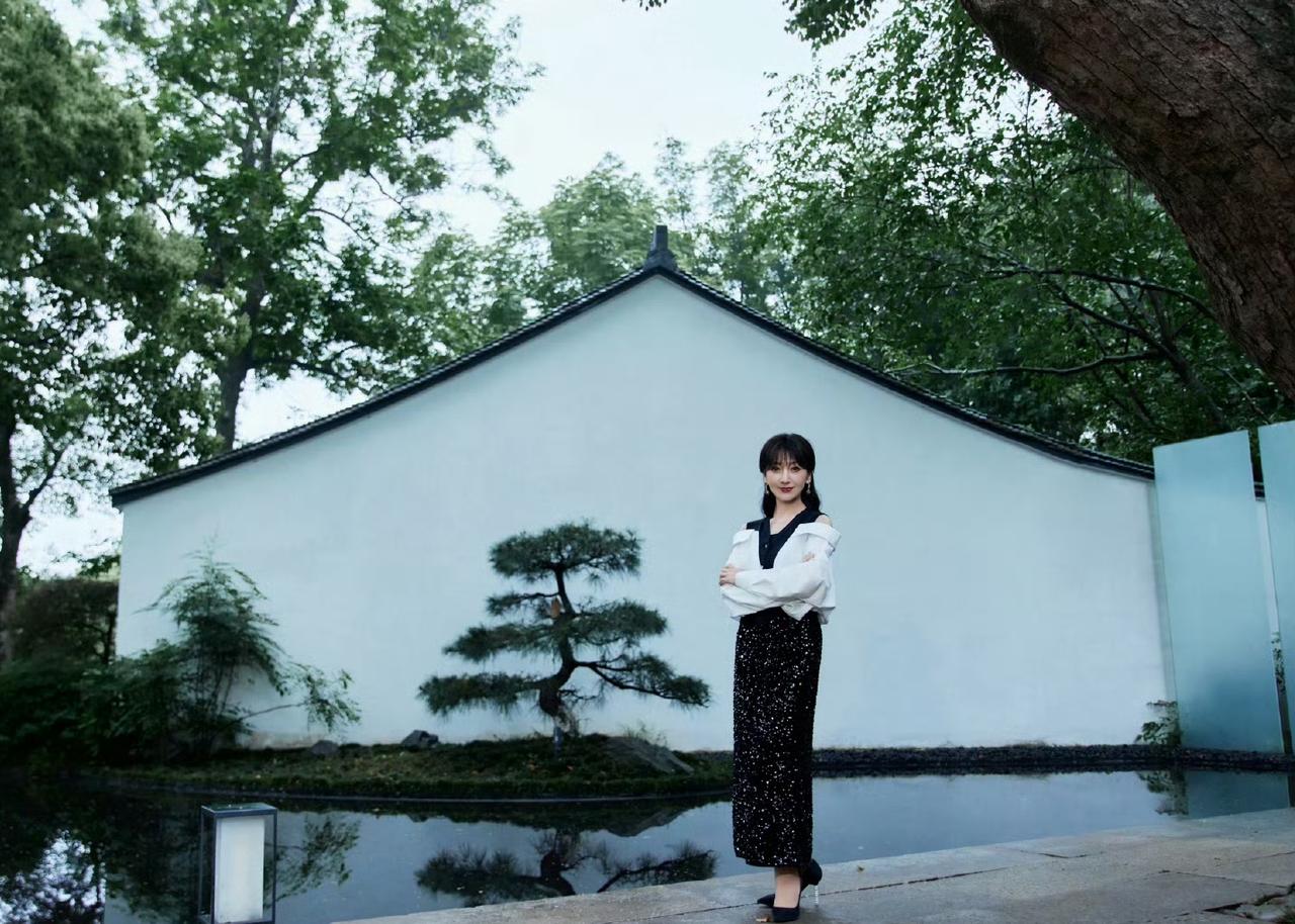 丹青入画，山水留白一景一墨，皆是岁月温柔……温柔的白，温柔的黑温柔的赵雅