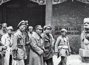 王司令手下有个伙夫，因为老家房子被亲戚占了要不回来，气得在厨房摔盆。王司令听说后