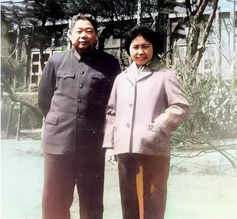 1949年5月，上海解放不久，陈赓专程前去探望亡妻王根英的娘家。开门的是王