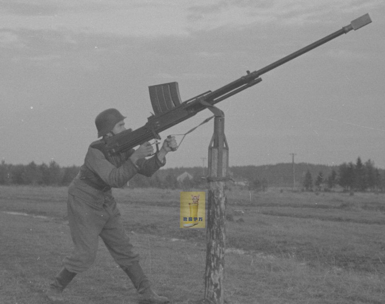 反坦克枪用来对空射击——1944年10月，芬兰，科沃拉镇。一个芬兰士兵正在操纵一