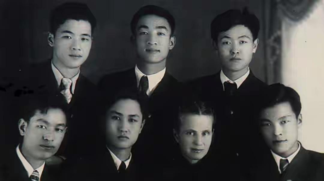 1949年，李鹏在苏联的留影，那年他21岁，长相帅气，气质不凡