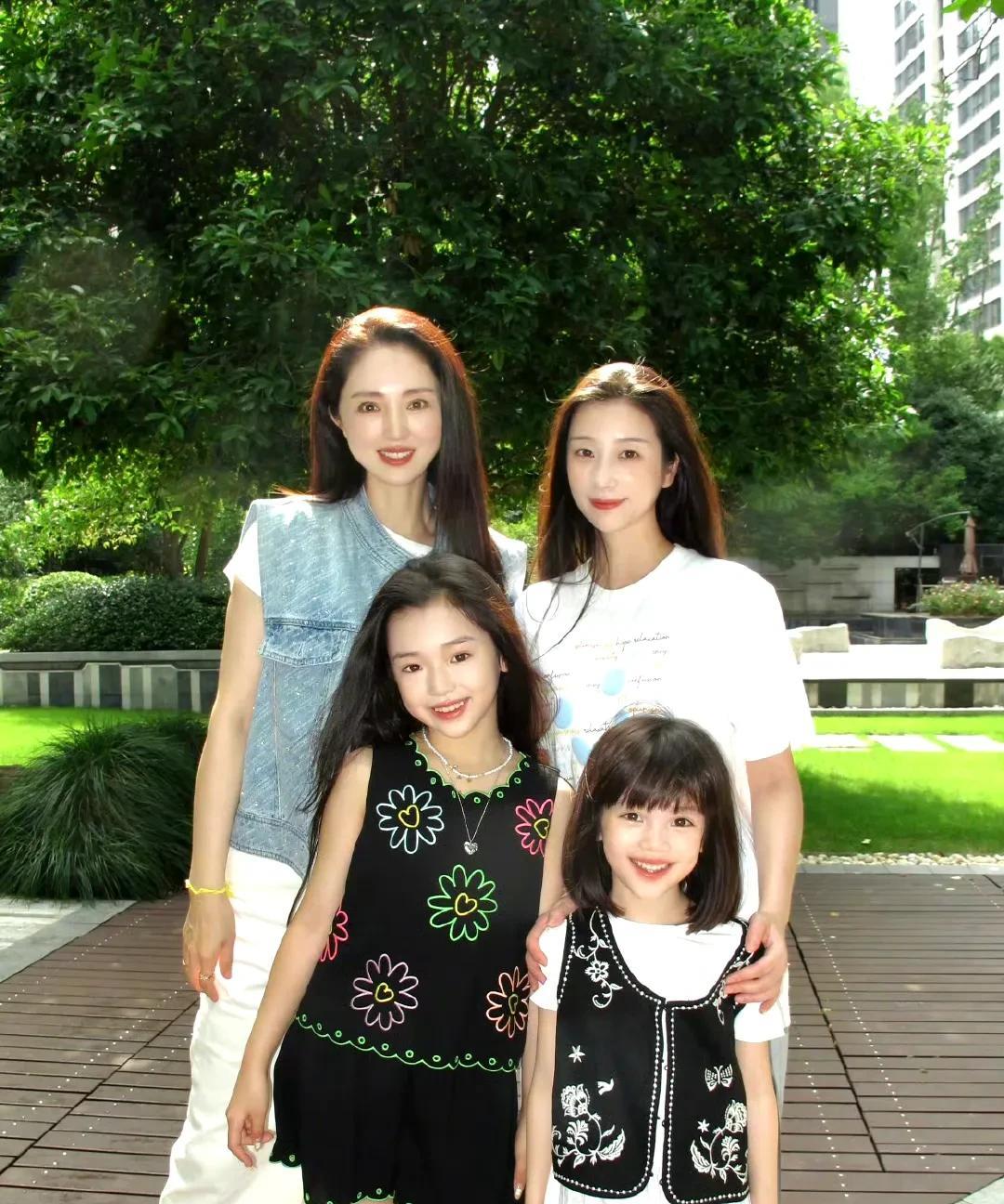 董璇女儿是极少数颜值超过妈妈的星二代了。虽说董璇也很漂亮，但我总觉得她五官分开
