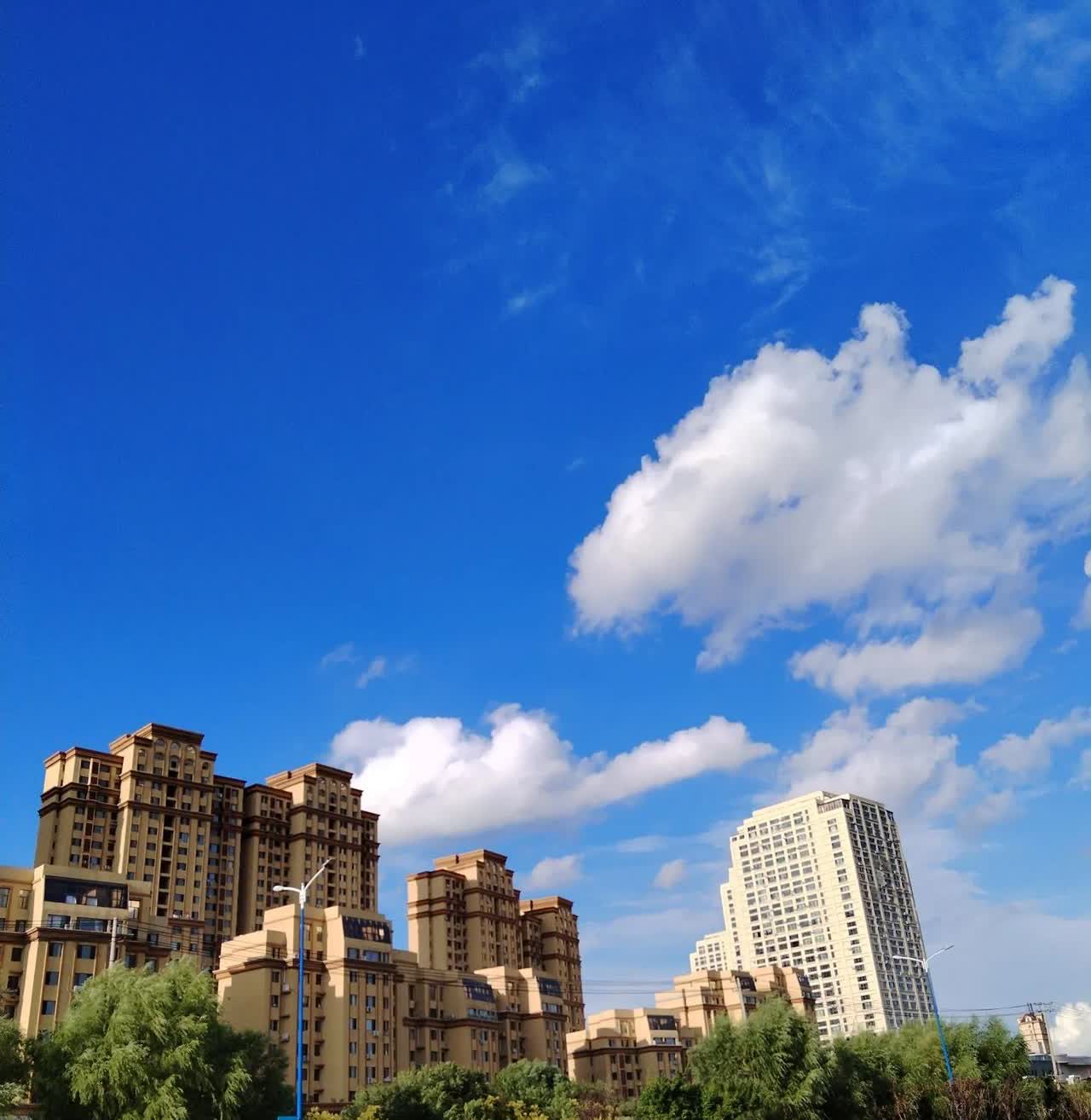 最近发现骗子骗术又出新花样了，在人流密集的市场，几个年轻的男女打配合，男的在外围