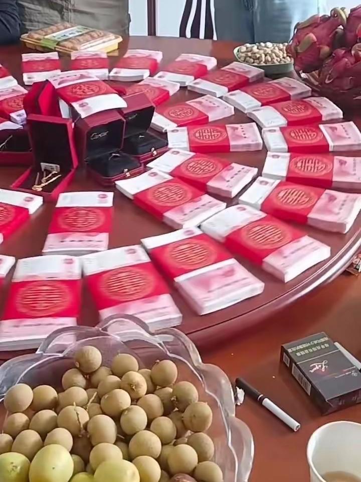 一对相恋三年的情侣，婚前说好10万彩礼，临到结婚女方突然开口要28万，男方拿出一