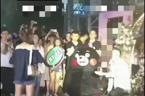 11月26日，湖北黄冈，一名男子多次向一女子表白，但都遭到女子的拒绝。案发时间凌