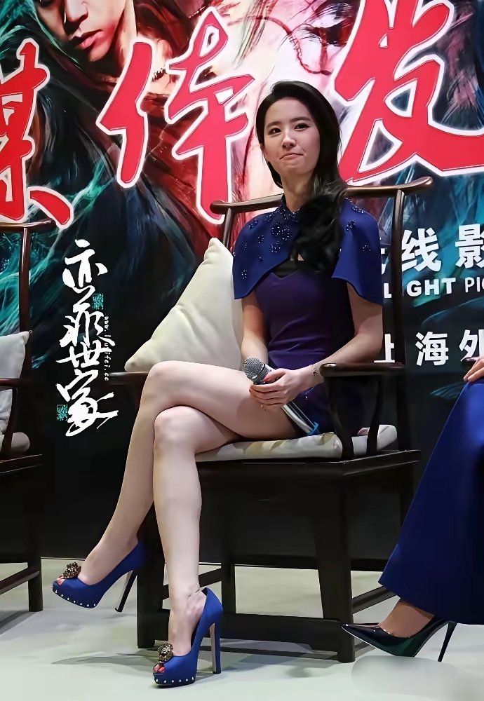 刘亦菲确实不适合穿短裙子​​​