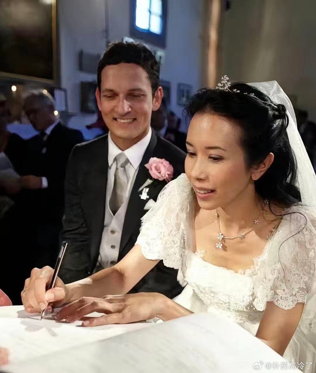 莫文蔚：我出去跑了一圈，到最后还是嫁给了二婚初恋，结完婚就当仨孩子的妈。一枚戒指