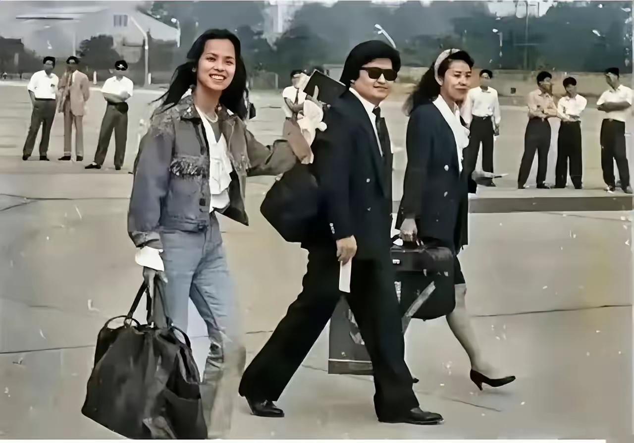 这是一张老照片你们认识吗？我只认识其中两位，分别是刘欢、韦唯，另外一个人是谁