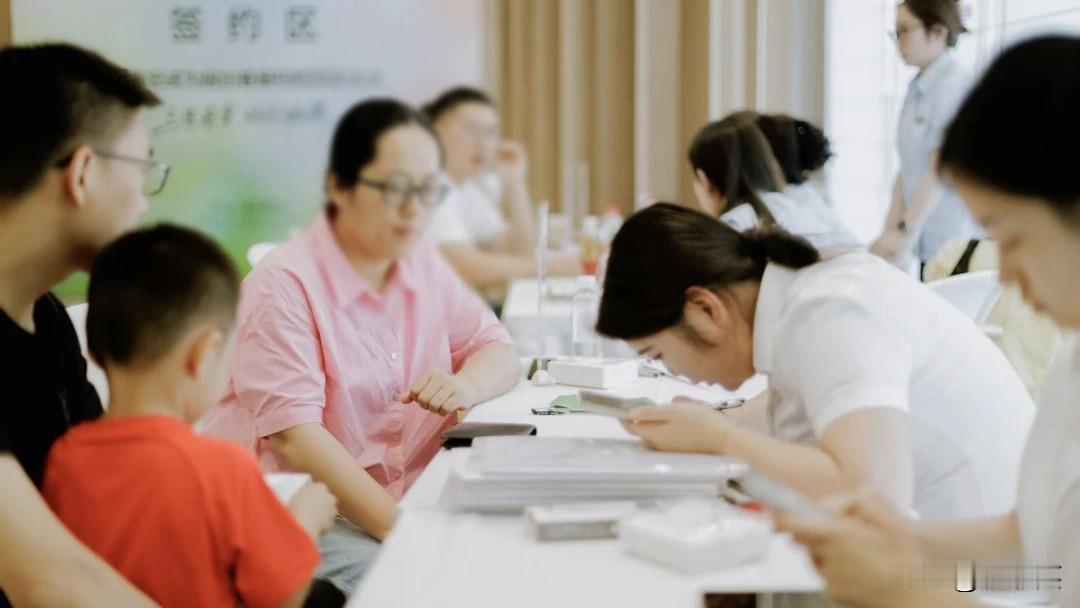 意不意外？日前，西安浐灞国际港奥体板块纯新盘“融创·春藤知屿”入市首开，官宣首开