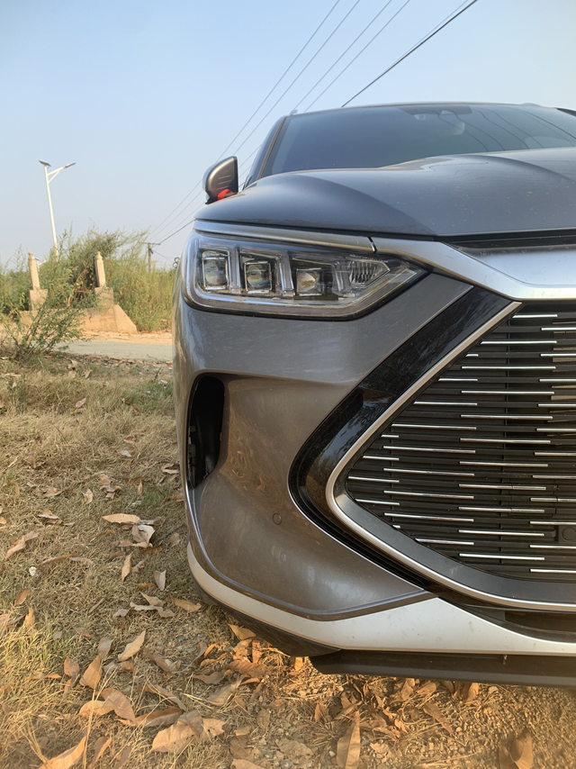 右侧进气装饰板脱落了新车半个月，不知道右侧进气装饰板什么时候脱落的，没磕没碰。