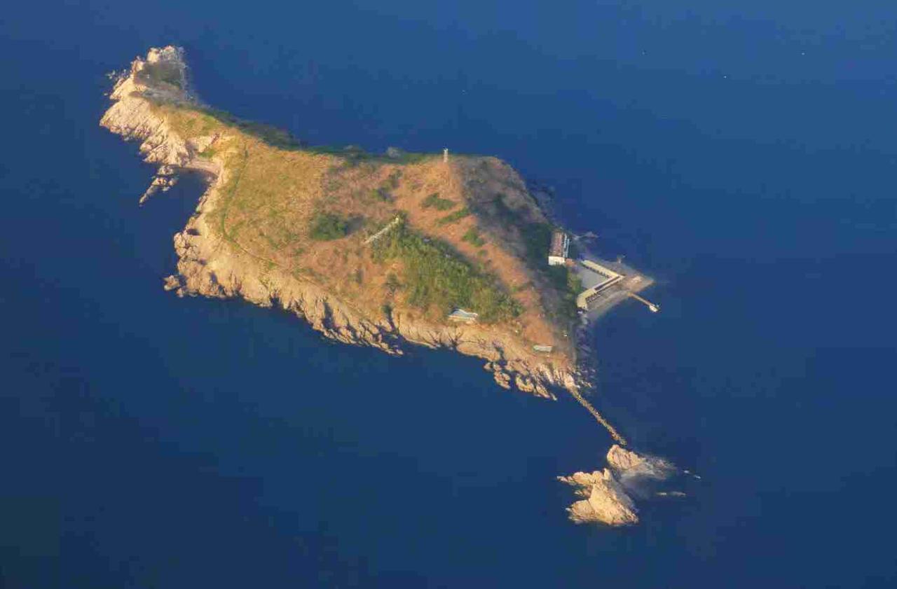 去看大海，在海边只能看到局部的海滩，如果从天空看海岸美景才令人叫绝。湛蓝海水波