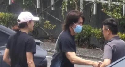 言承旭开车去金宝山看望大S，我却发现一个特别奇怪的现象。据台媒透露，言承旭近日