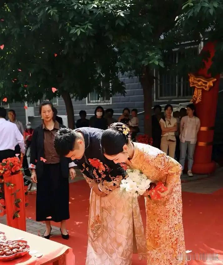 我想问问大家，儿子结婚，亲家母陪嫁一套房子，可是房产证上只有她女儿的名字。大家说