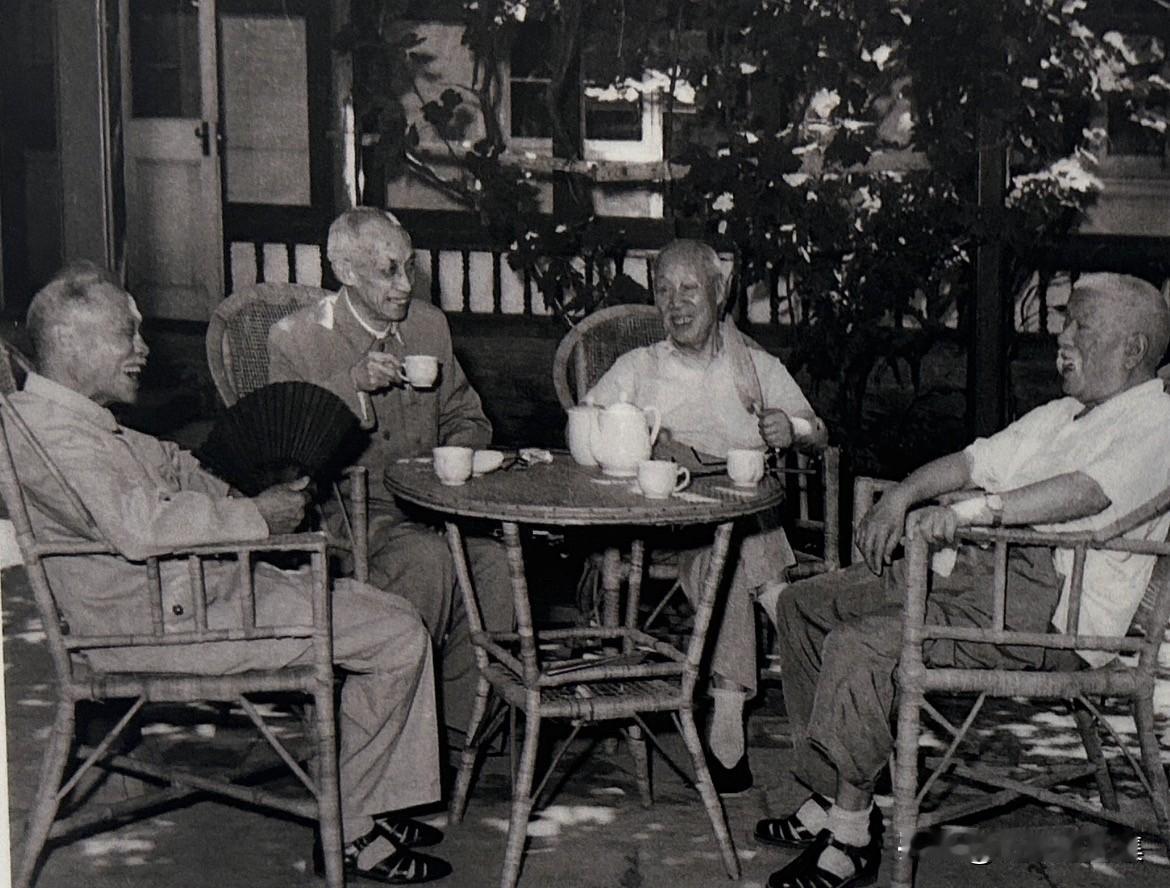 1961年6月30日，建党40周年前夕，董必武把德高望重的徐特立、谢觉哉、吴玉章