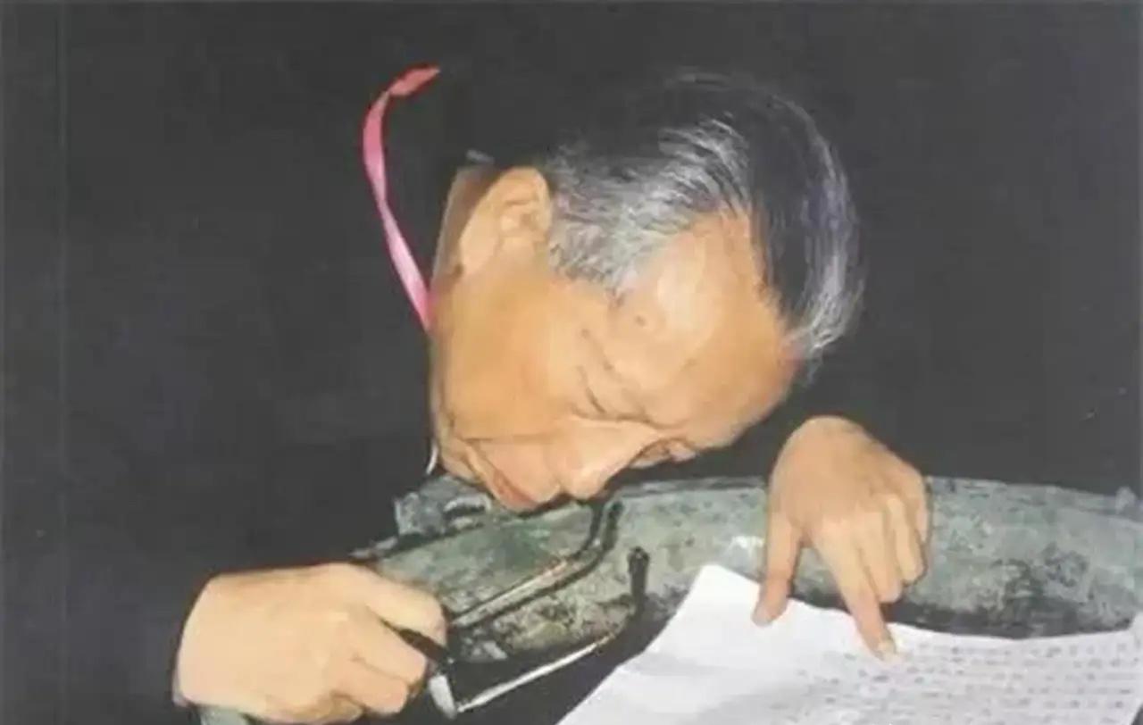 1975年，一顶铜樽正要被送往日本展览，装箱前，专家马承源出于热爱，伸手在内部摸