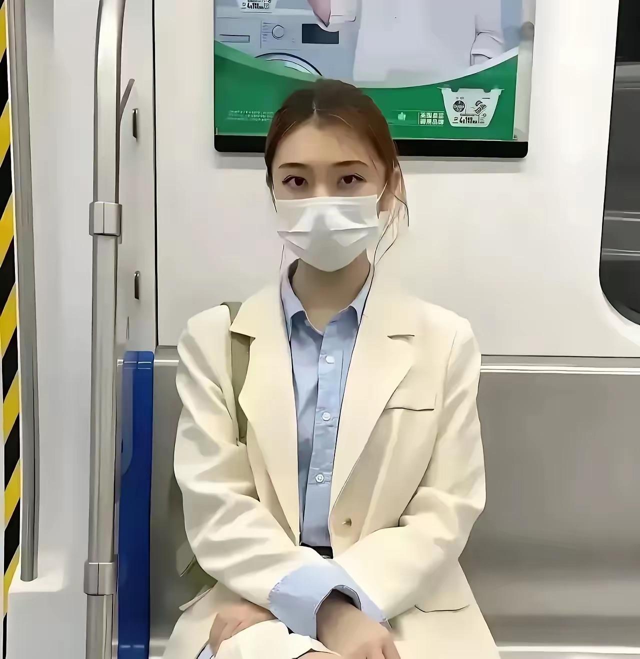 优雅蓝裙，闪耀珠宝，微笑女神💙✨