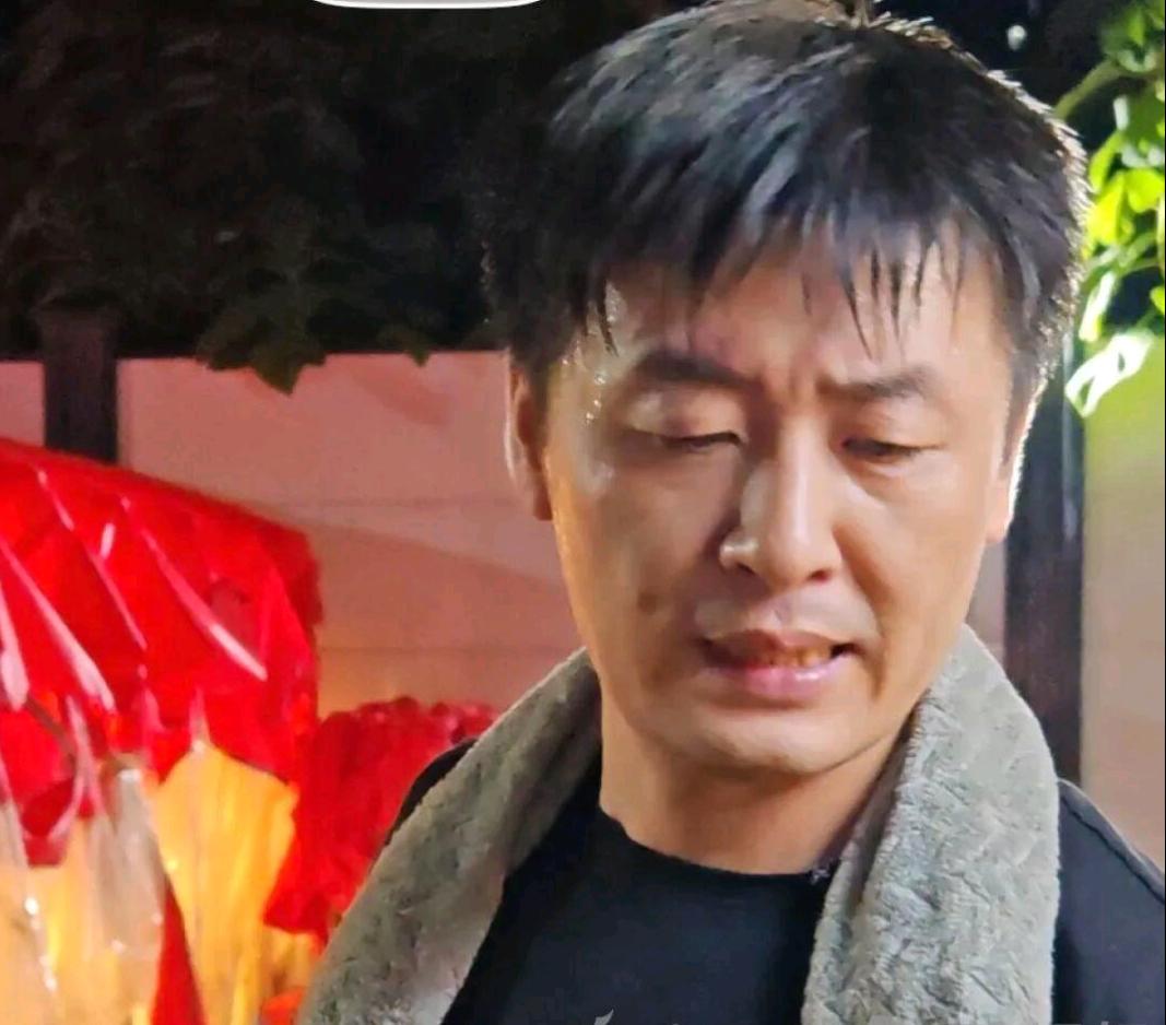 河南平顶山“张雪峰”烧烤摊主走红近日，河南平顶山一名42岁的烧烤摊主陈杰，因五