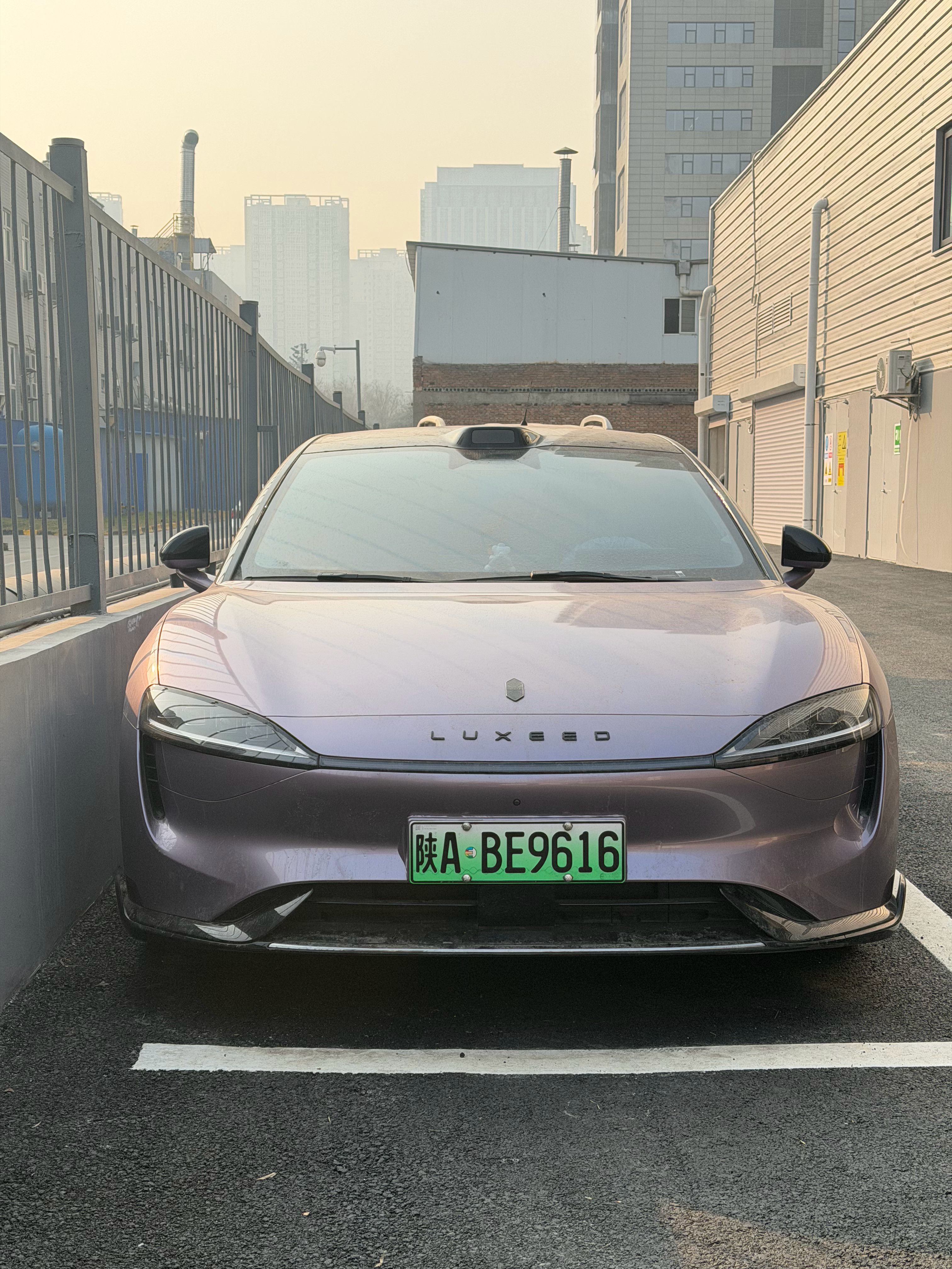 看到一辆智界S7把字母车标和LOGO车标都装上了，大家感觉如何？好看不好看～