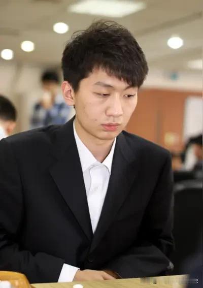 今天是烂柯杯八强战，党毅飞对申暝峻，廖元赫对卞相壹，两人应该可以过关。另外，金禹