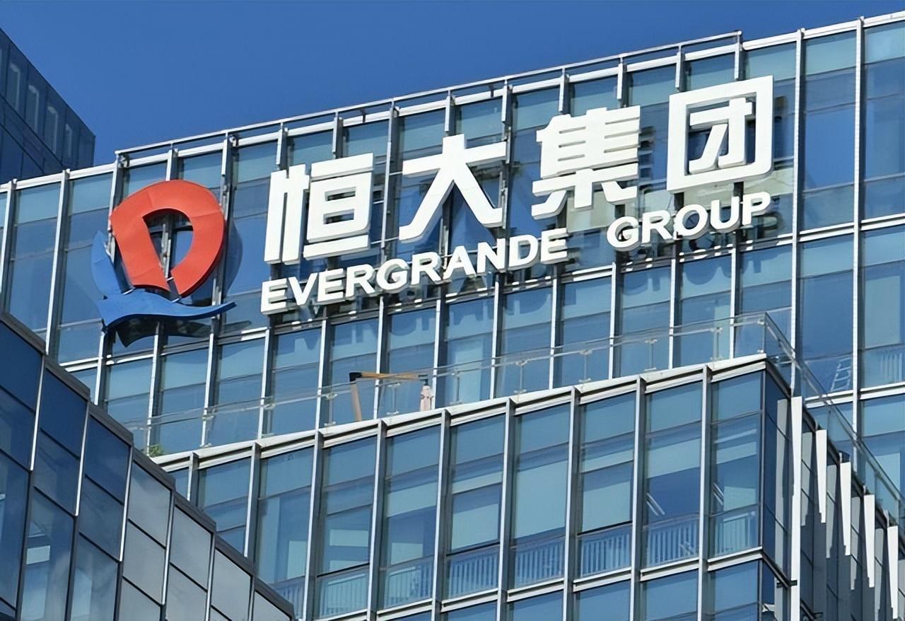 很多人谈起恒大的崩塌，总喜欢归结于楼市下行、政策收紧。但是咱们只要剥开层层宏大叙