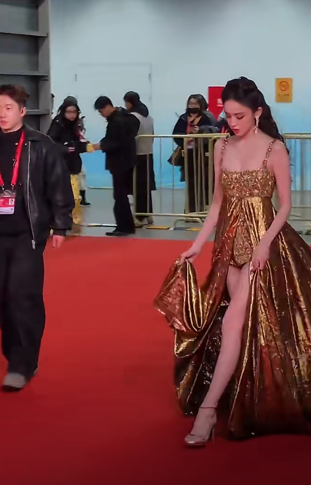 腰细得能一手握住，开叉设计直接把170+的大长腿焊在红毯上