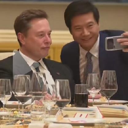 这回深刻的感受到马斯克在科技圈的地位了。雷军主动来找马斯克合照，开心得像来找