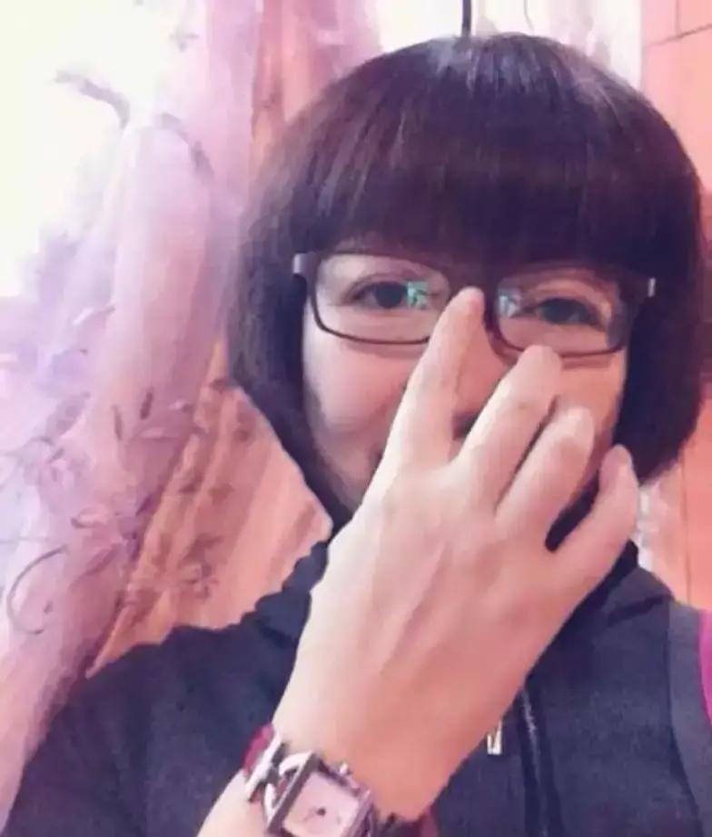 鸥小小雅萍刷到一张老照片，眼泪差点掉下来。那是孩子第一次出差去美国，用刚发的工