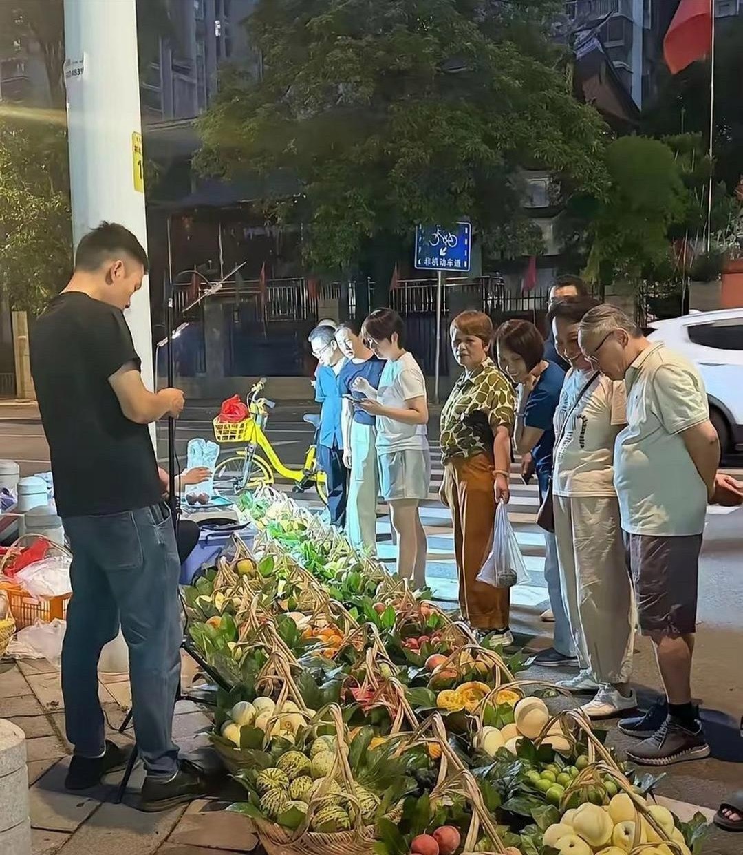 这是我见过卖水果中最会做生意的