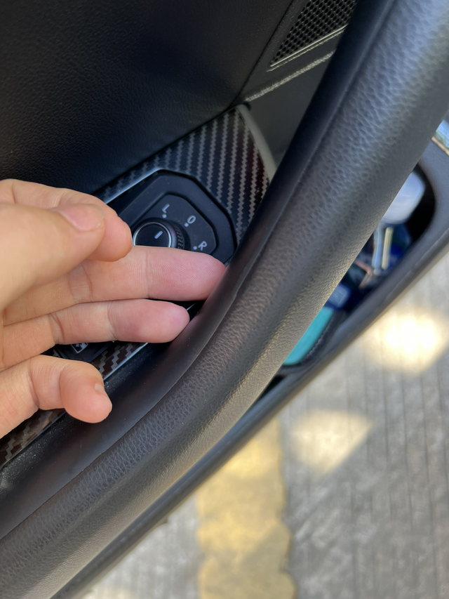 关于车门门把手问题。今天在关门的时候发现门把手裂开了一块，还被扎了一下，请问一