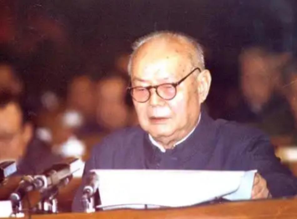 1976年毛主席离世后不久，叶剑英开始频繁搬家，刚入住不到30分钟，就要搬走，去