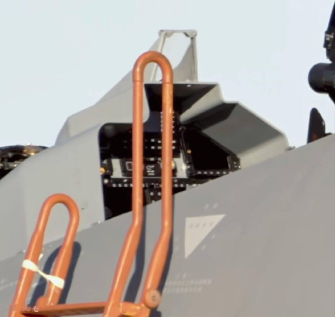 J-16离开2026年埃及阿拉曼国际航空展时的画面，可以清晰的看到J-16的后座和WS-10B细节[
