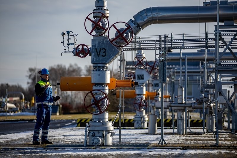 【#欧盟批准明年全面禁止进口俄气#】据路透社1月26日报道，欧盟理事会当天正式批