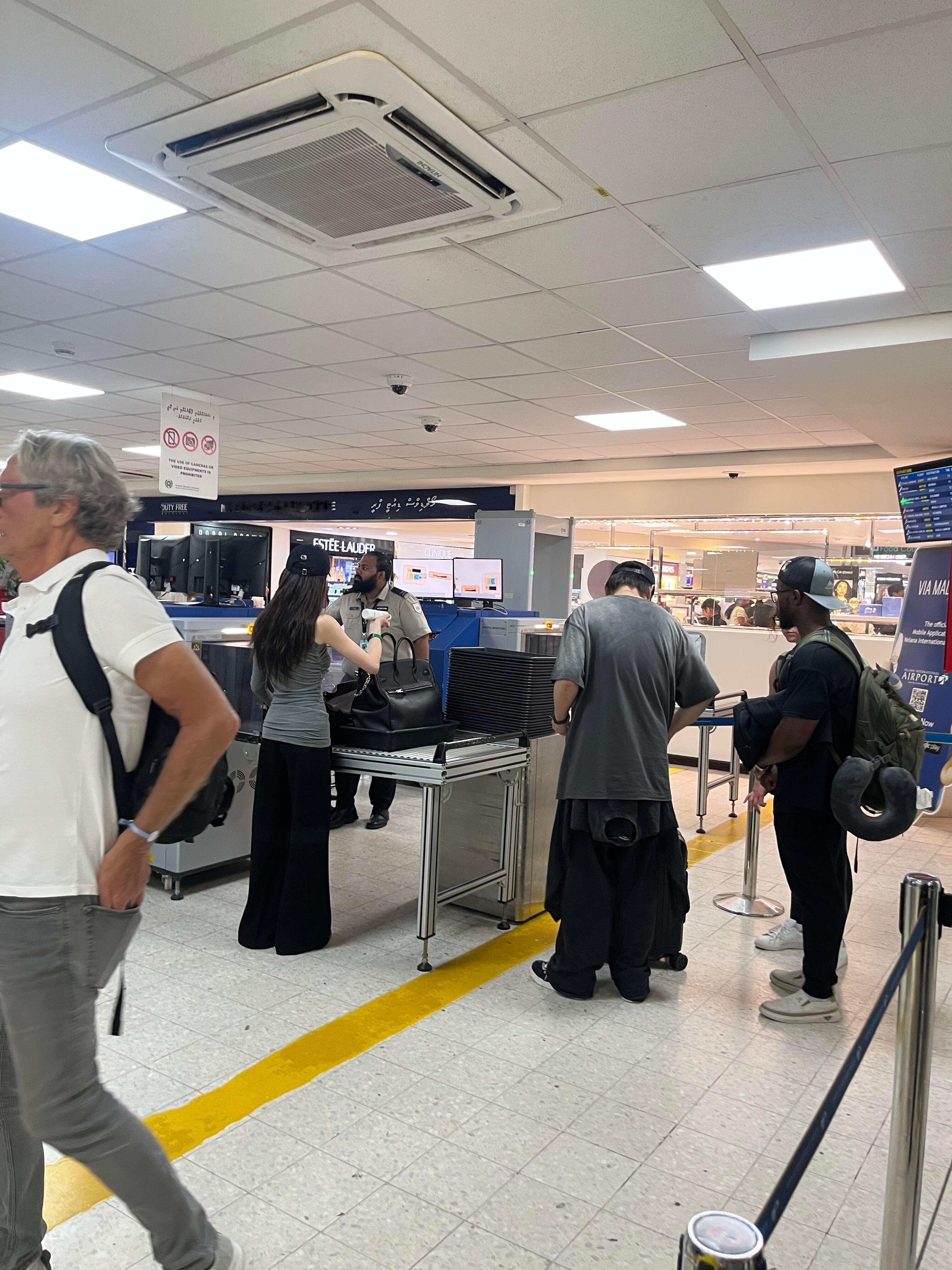 网友在机场偶遇胡彦斌易梦玲，两人一同过安检。啊啊啊啊啊啊还牵手了！！！！另外关于