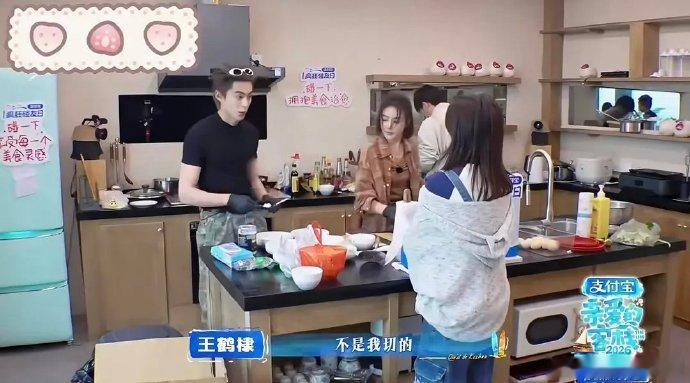 白鹿似乎对男明星的外套情有独钟？细扒下来才发现，曾舜晞、范丞丞、王鹤棣几位搭档竟