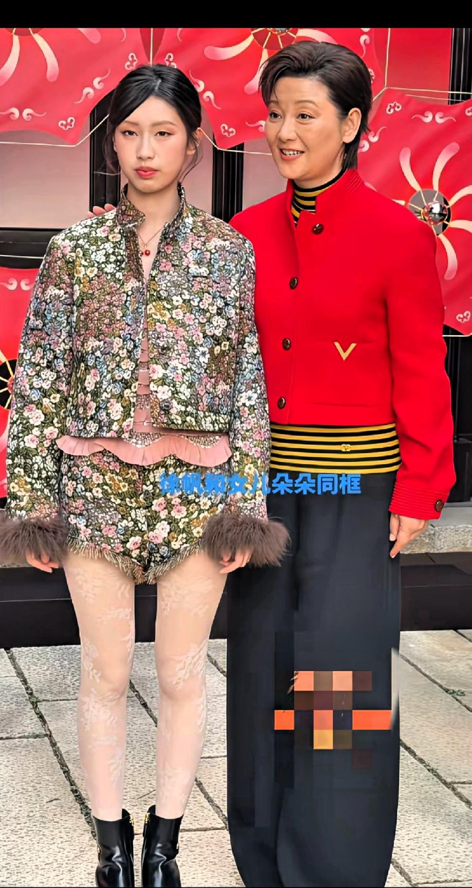 光这个上衣就21980元！还说不是亲生的，是领养的，别人的孩子能长得像冯大导？