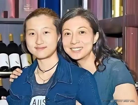 成龙，连夜冲上热搜7月15日，72岁的成龙，冲上热搜，关于私生女传闻，吴绮莉终
