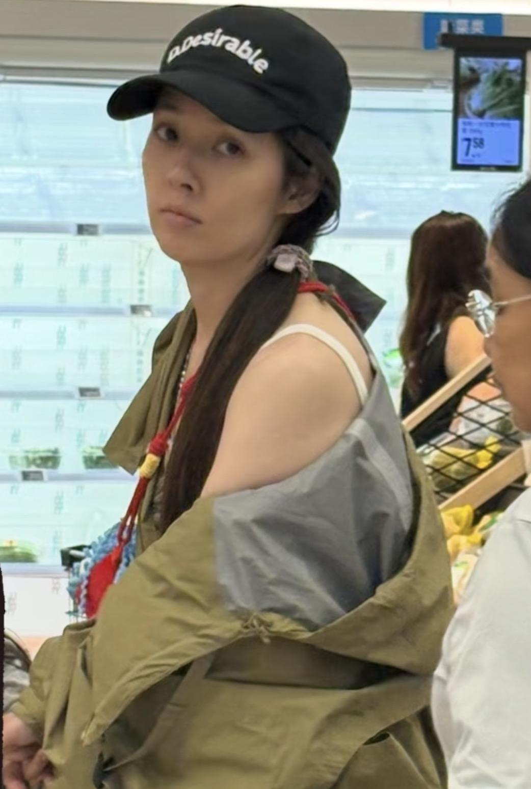 郭碧婷素颜现身广州生鲜超市，带娃推购物车一脸无奈，明星带娃也这么累啊。8月1