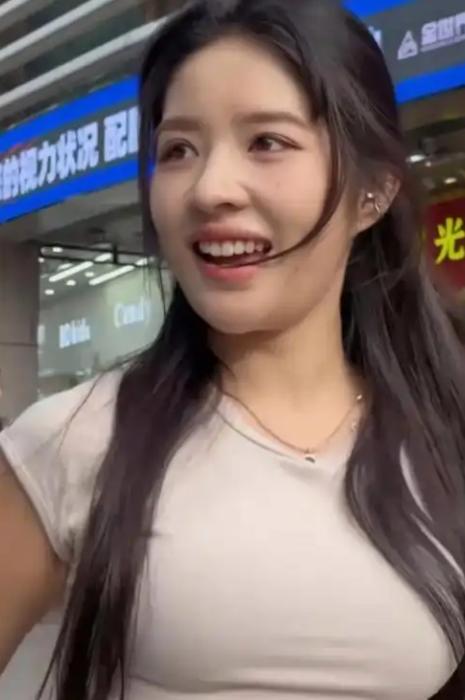 网红阿梓最近接受采访说了句大实话。她跟前夫分开以后，就去做了性感主播，私信里问得