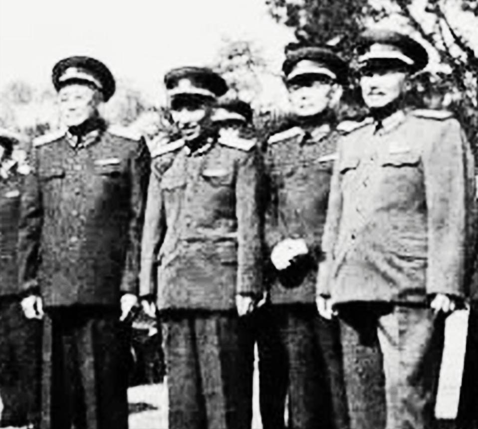 原十八集团军中将参谋长叶剑英和115师中将师长、120师中将师长贺龙、129师中