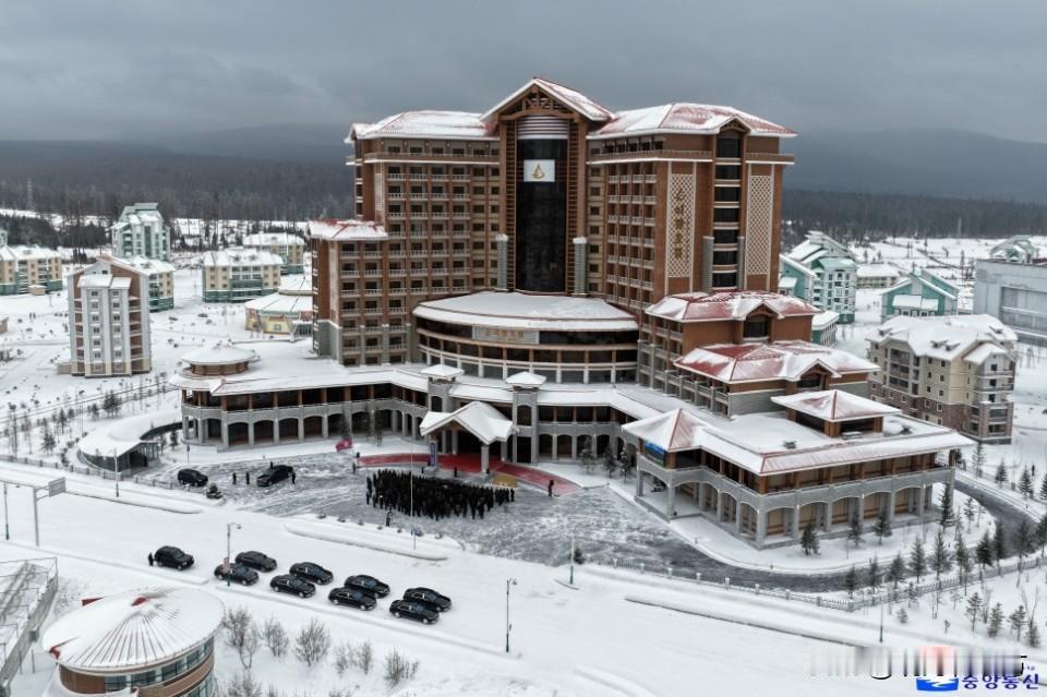 【朝鲜三池渊市落成多家现代化酒店】据朝中社23日报道，位于朝鲜三池渊市的5家现代