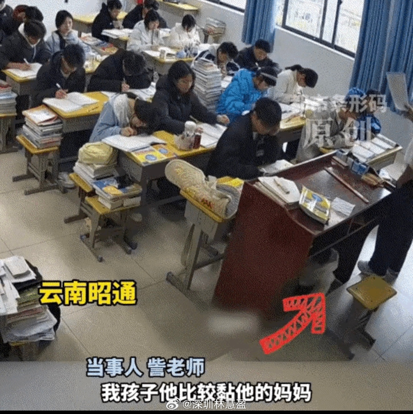 云南，一男老师将自己一岁多的孩子，每天带到教室上授课。后因男老师课堂上的授课视频