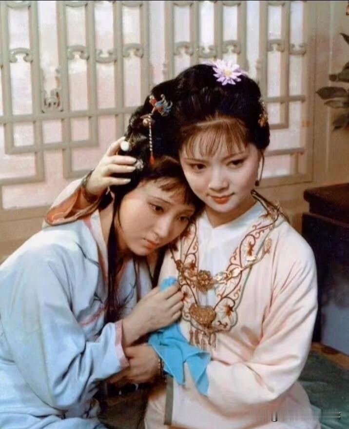 读红楼梦时有没有发现，众人对黛玉和宝钗的称呼，从来都是两套截然不同的规矩？黛玉