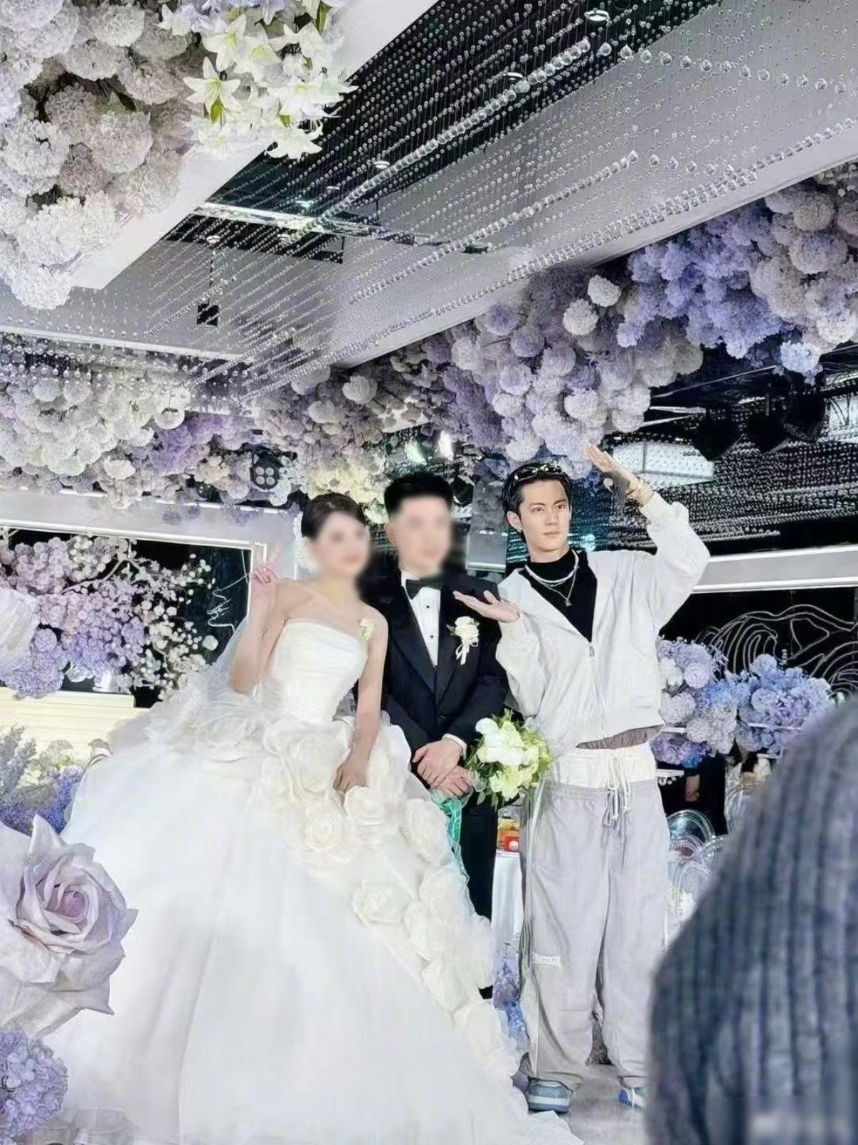 王鹤棣回乐山参加发小婚礼？这松弛感普通人看了都破防！王鹤棣回乐山参加发小婚礼的片