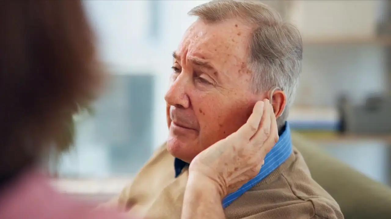 掏耳朵有多爽，就有多危险：一次棉签，可能把你推向手术台1️⃣爽感背后的“颅
